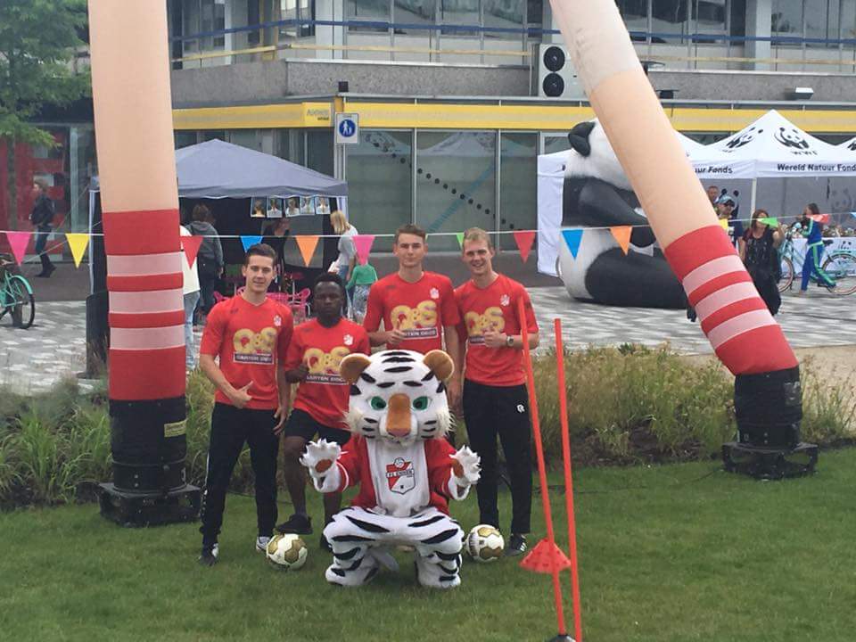 Ook de kidsclub van <a href="/FC_Emmen/">FC Emmen</a> is vandaag aanwezig tijdens <a href="/KidsDrenthe/">AllesKidsinDrenthe</a>. Breng ons een bezoekje op het Raadhuisplein!