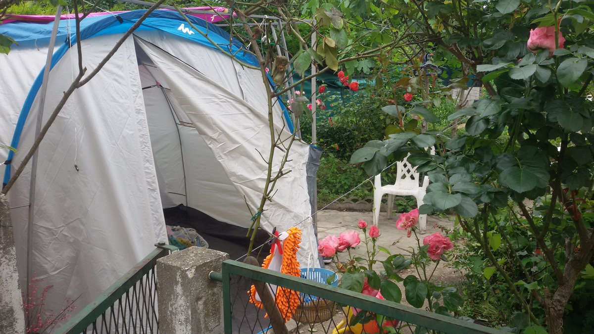 dapurkelilingEF's tweet photo. Tiba di Paris, kami akan camping ala woodstock selama di sini 😄 #TurEropa #SistersInDanger #EURO2016 https://t.co/HjpTBy3fVy