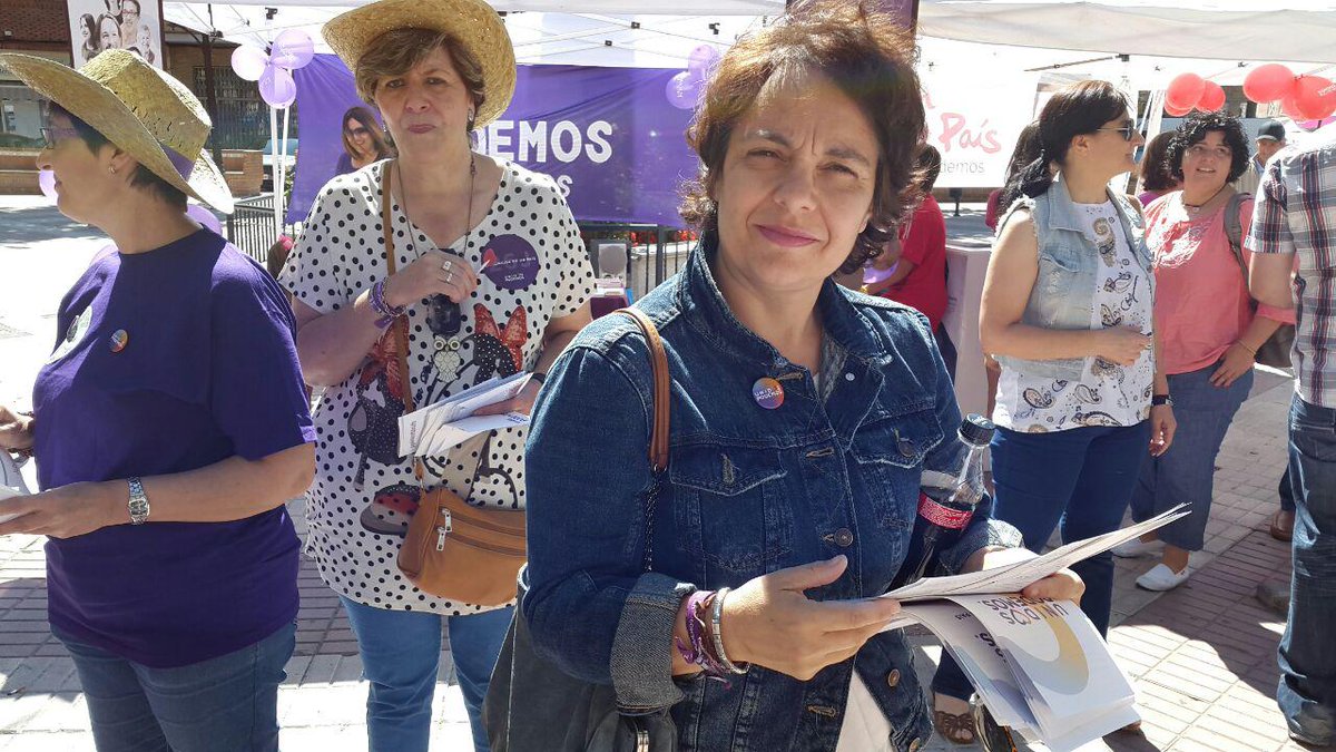 PodemosCLM's tweet photo. La candidata @GloriaElizo haciendo campaña con los compañeros en el mercadillo de Torrijos #LaSonrisaDeUnPais https://t.co/06QtFXcytD