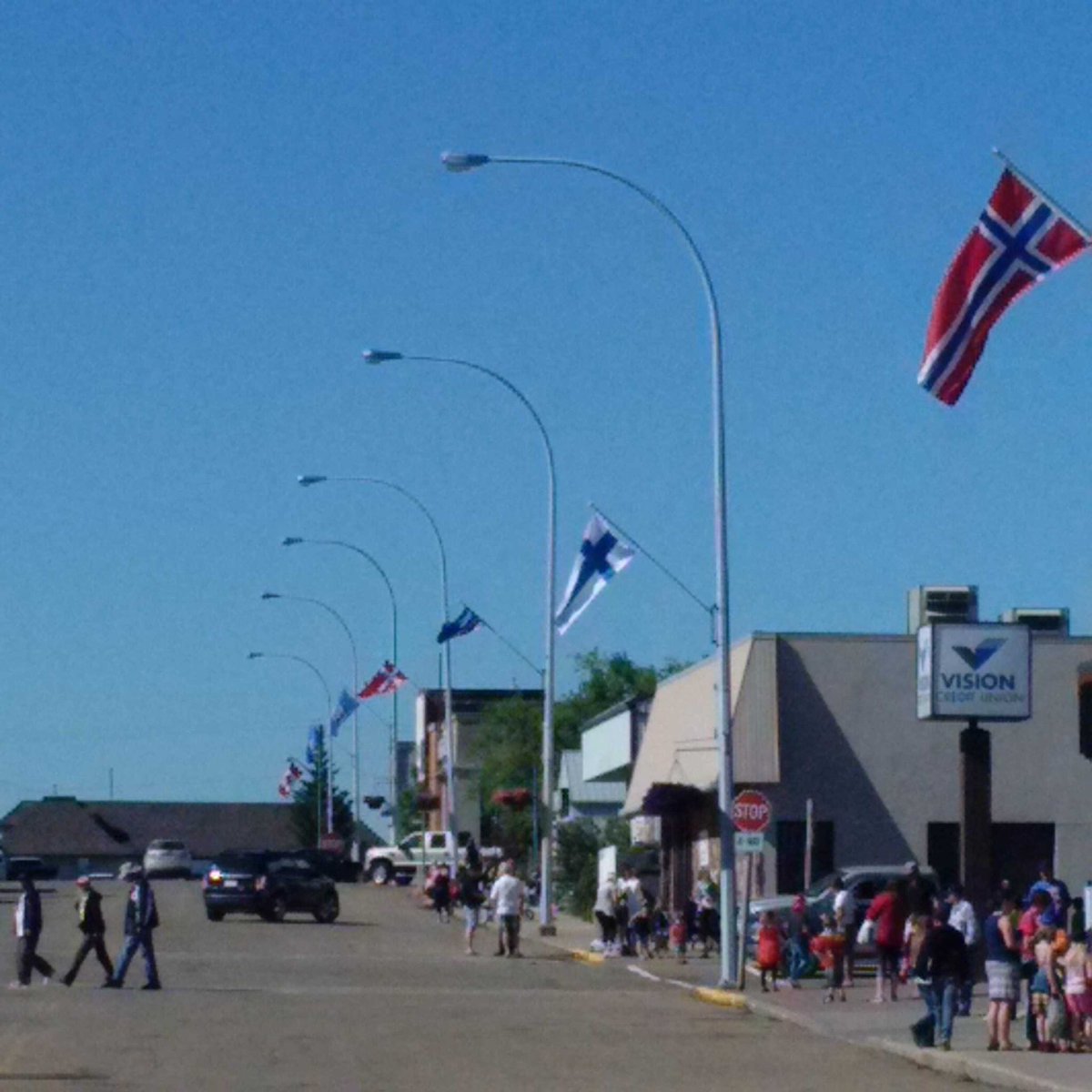 RichardStarke's tweet photo. A fantastic parade in #Viking today! Thanks to @OdinsRavensEdm for being such good sports entertaining the crowds. https://t.co/QKjDuawwta
