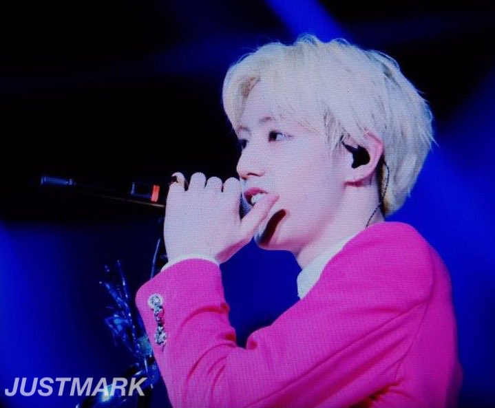 justmark0904's tweet photo. 160618 Fly in GuangZhou #Mark #마크 night~<💓💓 @mtuan93 https://t.co/rc2JY57WW5