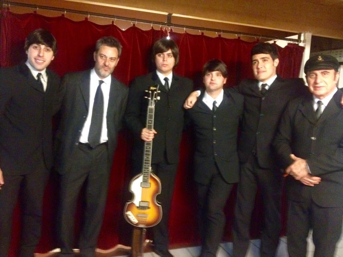 DANGERFOUR's tweet photo. Plantel completo antes de salir a escena @SalaZitarrosa @musicaENVIVO_Uy https://t.co/dnarivOOoi