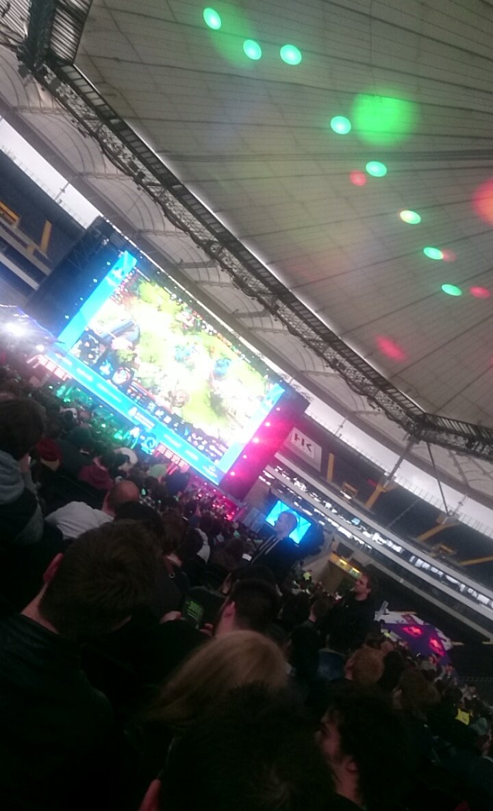 Pascal_Kks23's tweet photo. Lights out, atmosphere on @ESLDota2 #ESLOne #esl #ESLOneFrankfurt #Dota2 #brudistack https://t.co/wmhRKW0nQj