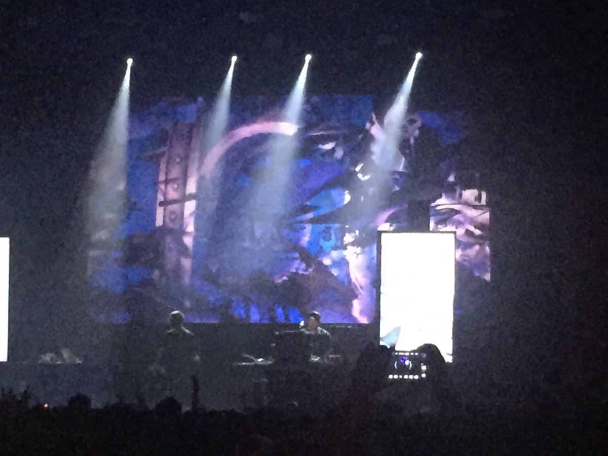 Lo_Shaun's tweet photo. Lo que està fent lo Oneohtrix no té nom. Electrònica Death metal. Tremendo #oneohtrix #tremendo https://t.co/WWoPL8AVvx