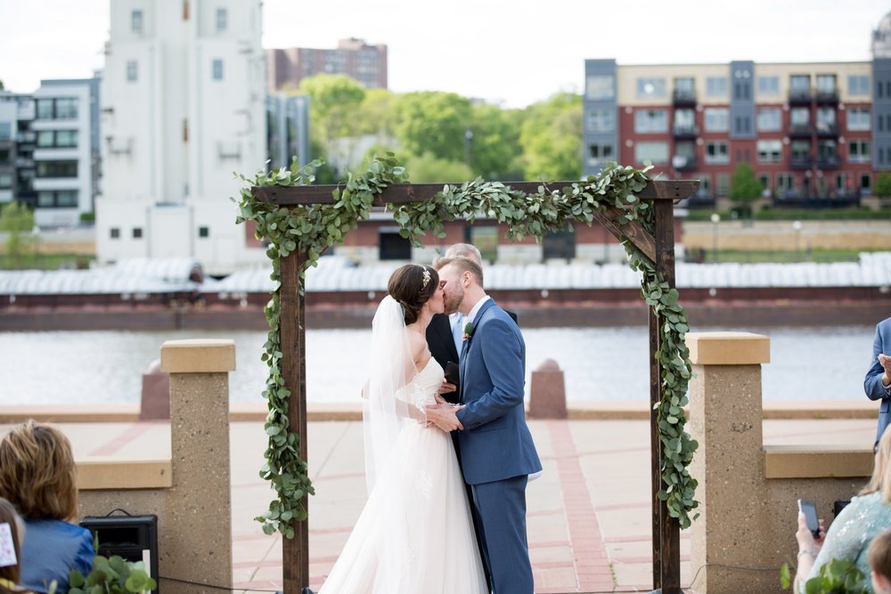 MCSbyRequest's tweet image. Harriet Island Pavilion Wedding--- and the weather was perfect! #weddingmusic #weddingday buff.ly/269D2Ye