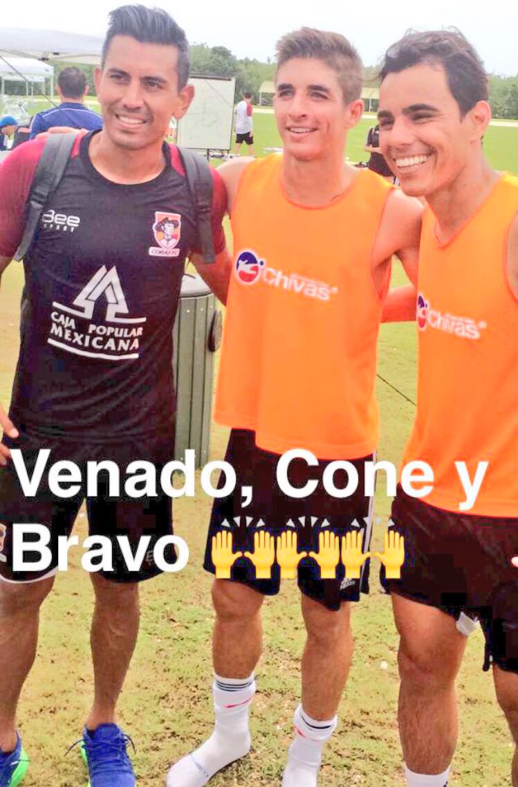 Chivas_Corazon2's tweet photo. FOTAZO!! El reencuentro de #LosCompadritos Bravo y Venado https://t.co/KC0wU9pb4F