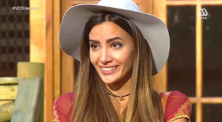 GatoEnciner's tweet photo. La cara que se le queda a Aylen cuando le dicen que es la más votada. AHHHHH ME LA COMO♥ #VCTE98 https://t.co/HqBhRUscAc