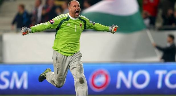 philippsteuer's tweet photo. Gabor Kiraly. Der lebende Beweis, dass es gut bezahlte Jobs gibt, bei denen du ne Jogginghose tragen darfst. #ISLHUN https://t.co/tgYMRPJf6K