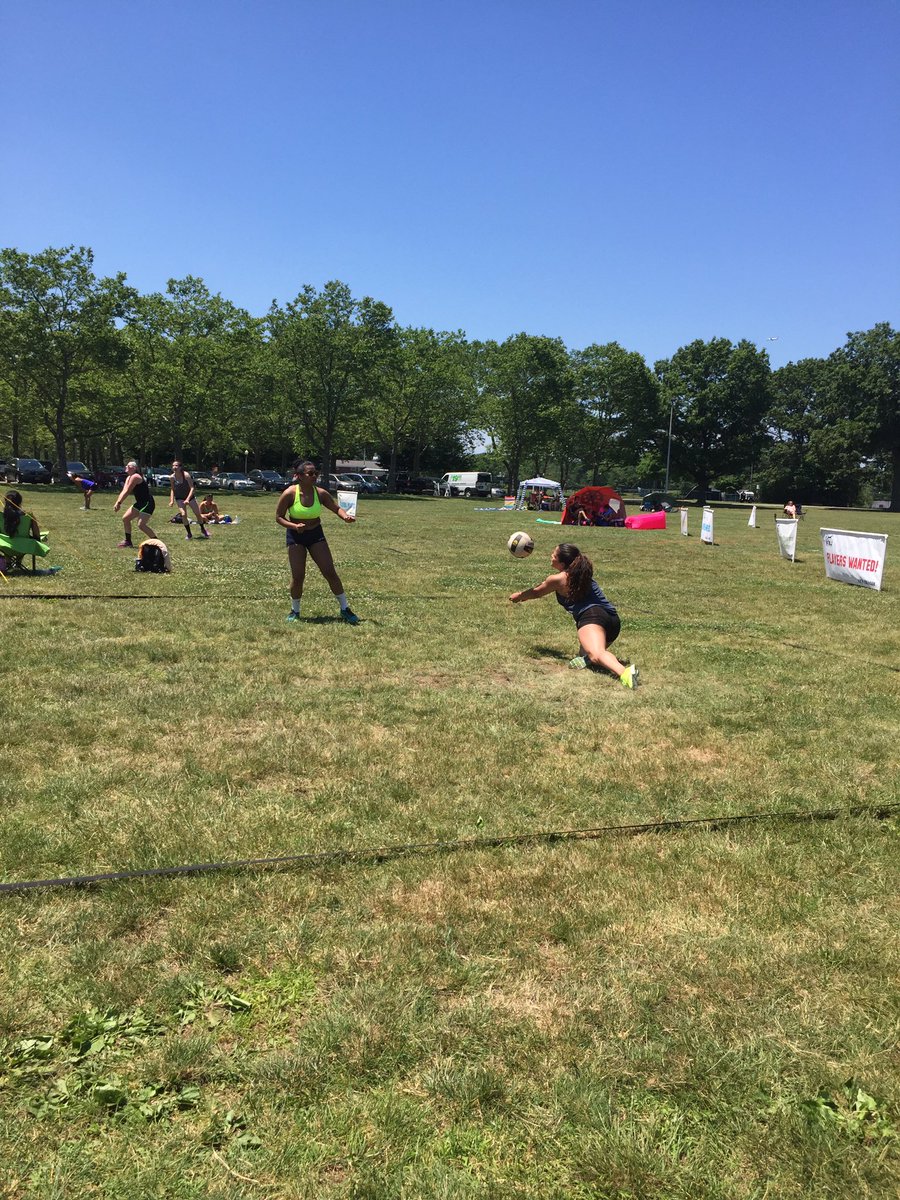 MissCirillo's tweet photo. @rahnstahp tearing her knees up at #VBLI https://t.co/ie227dtoGS