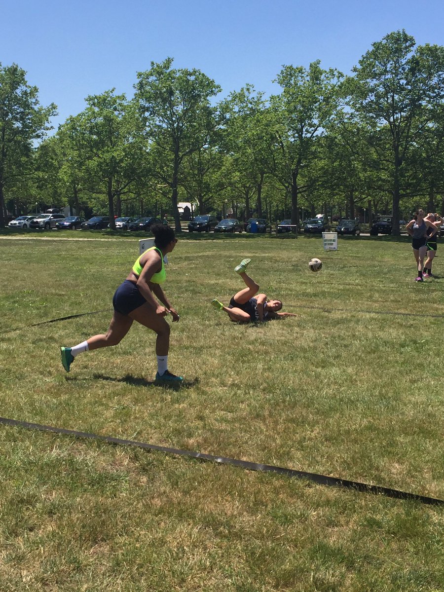 MissCirillo's tweet photo. @rahnstahp tearing her knees up at #VBLI https://t.co/ie227dtoGS