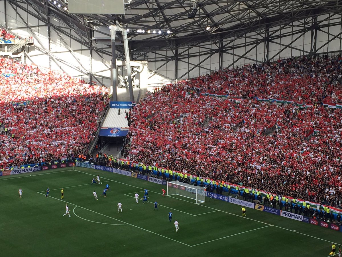DanielAlling's tweet photo. Bråk inför #IslUng startade när några svartkl ung. fanatiska fans ville forcera vita läkt till v. #Em2016 #Emradion https://t.co/zo2NpbwAfE