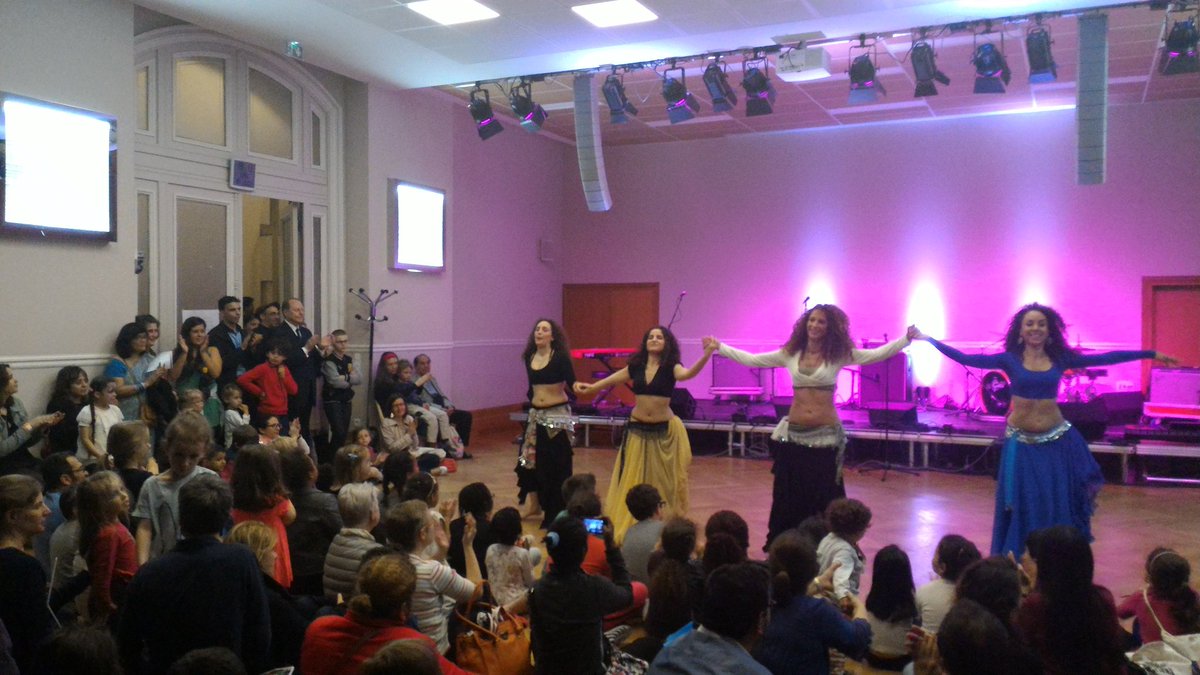 EgardPascal's tweet photo. Belle ambiance ds la salle du conseil @Paris15_ @Philippe_Goujon applaudit les danseuses orientales @Laurent_RACAPE https://t.co/TlTgCsH84I