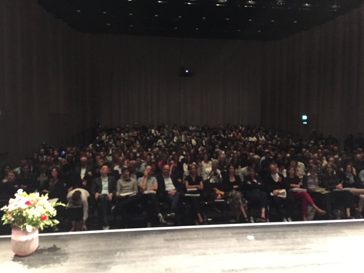 So sieht’s aus, wenn man sein <a href="/zhdkcast/">CAST @ ZHdK</a> Diplom erhält. #bachelor #design #zhdk