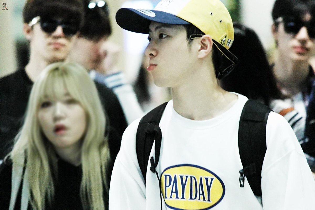 JustFeeldog's tweet photo. 160615 빅스타 필독 인천공항 입국 (https://t.co/6ZsJXuCbTT) 비오니까 화보같다.....가 마지막엔 명랑만화로 마무리 ㅋㅋㅋㅋㅋ 멋있고 귀엽고, 세상에서 우리석이가 제일 좋아♥ https://t.co/nszzidf5wJ