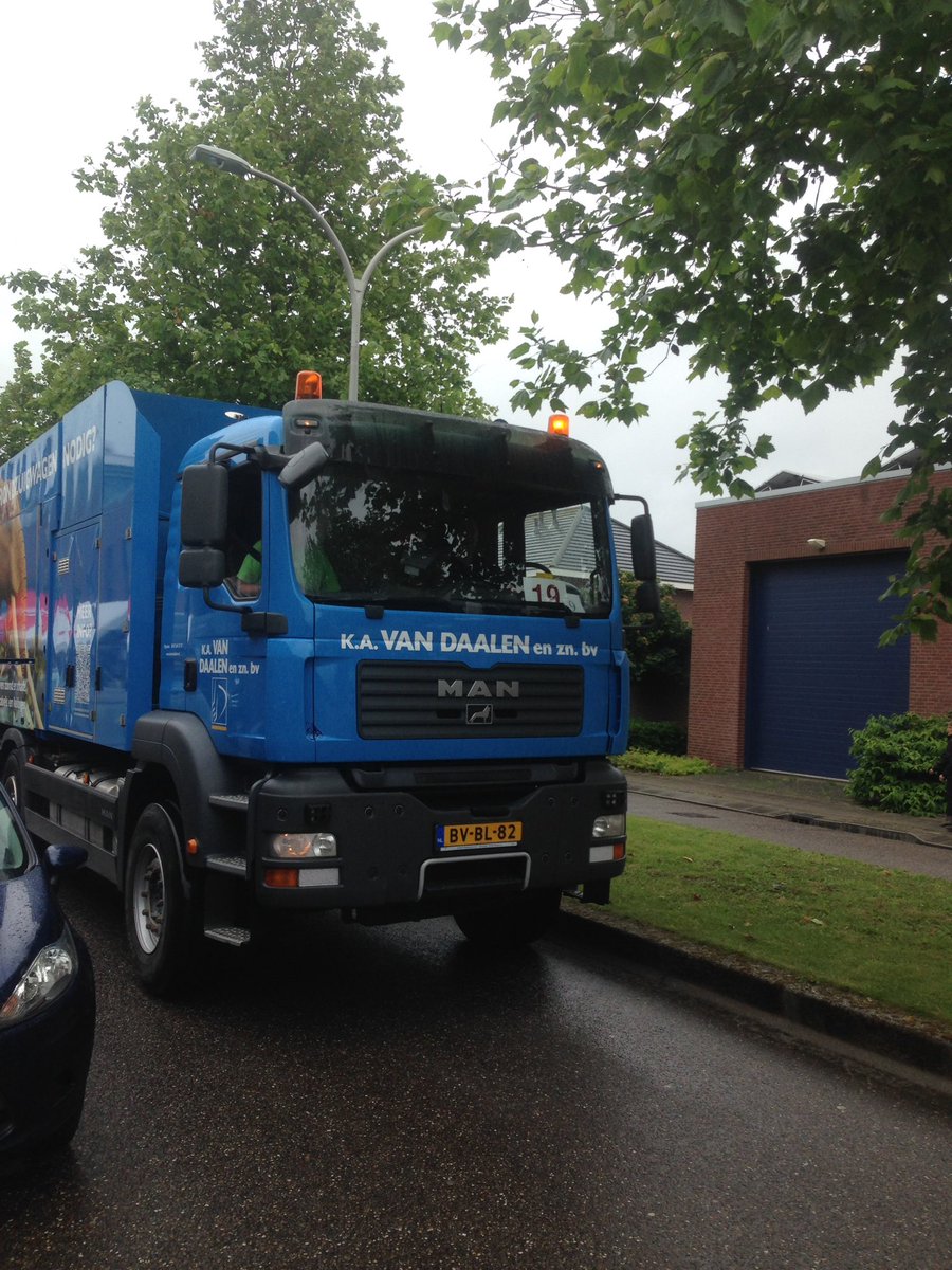 OVPN015's tweet image. Gezellig nog een stuk of 100 toeterende vrachtwagens over @Oostambacht015 😜😂