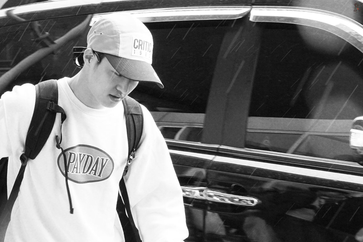JustFeeldog's tweet photo. 160615 빅스타 필독 인천공항 입국 (https://t.co/6ZsJXuCbTT) 비오니까 화보같다.....가 마지막엔 명랑만화로 마무리 ㅋㅋㅋㅋㅋ 멋있고 귀엽고, 세상에서 우리석이가 제일 좋아♥ https://t.co/nszzidf5wJ