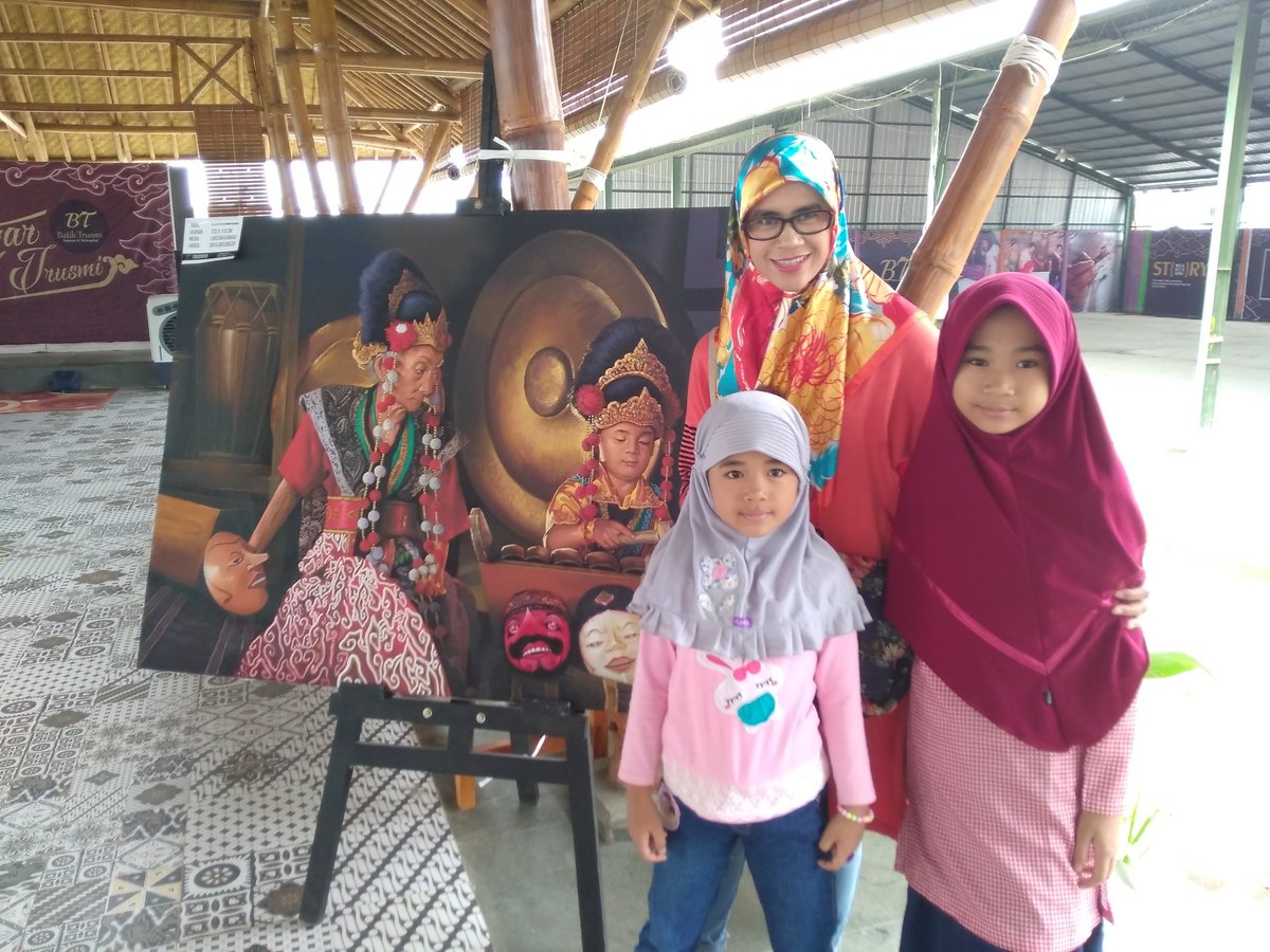 m_taufik79's tweet photo. Liburan gratis, ke @eBatikTrusmi melihat proses pembatikan, nari dan lukis media kaca https://t.co/RQnSr6AMbt