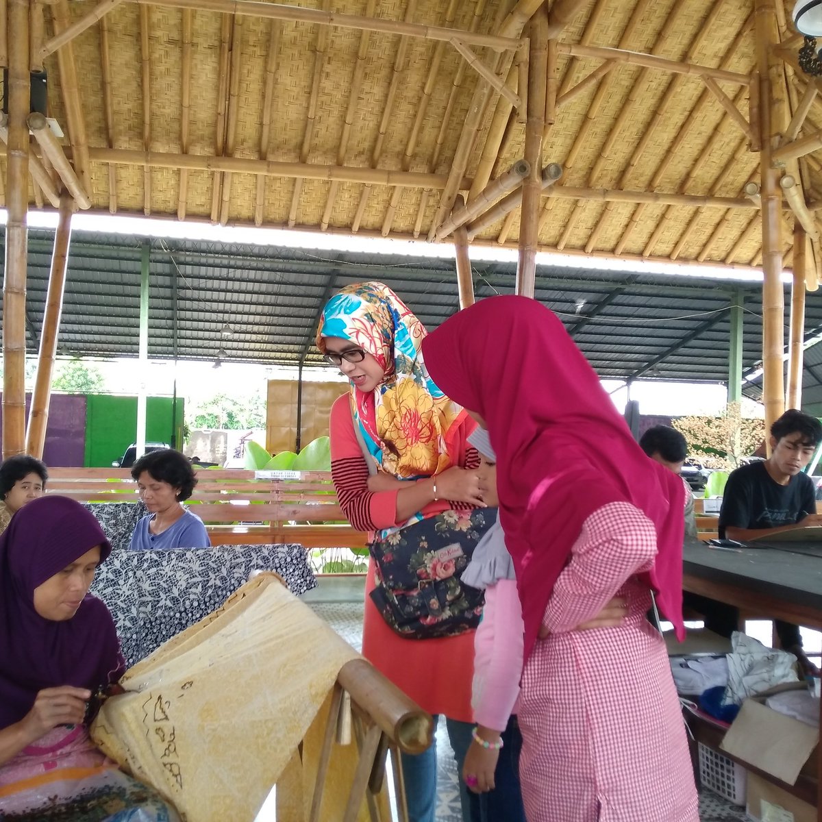m_taufik79's tweet photo. Liburan gratis, ke @eBatikTrusmi melihat proses pembatikan, nari dan lukis media kaca https://t.co/RQnSr6AMbt