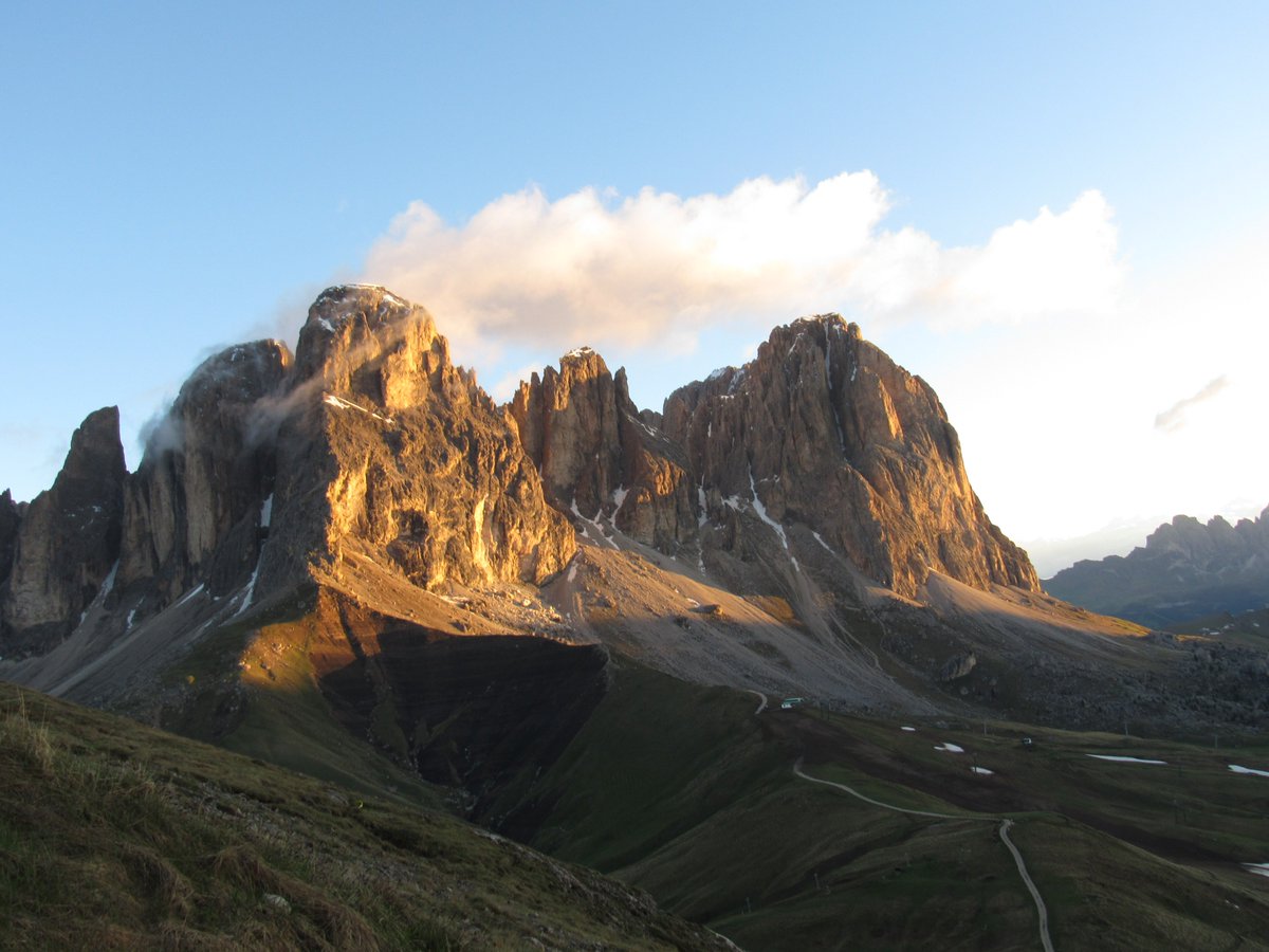 unionhotels's tweet photo. Il #Sassolungo alle prime luci dell'alba
#Colazioneallalba @FassaSport #Dolomiti #ValdiFassa https://t.co/aAEHYzjLal