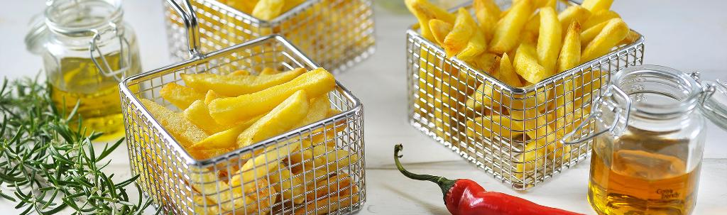 Hoe maak je verse friet uit de #Airfryer? <a href="/thephilipschef/">martin senders</a> laat zien hoe je verse friet bakt. philips.to/1XZzaZ3