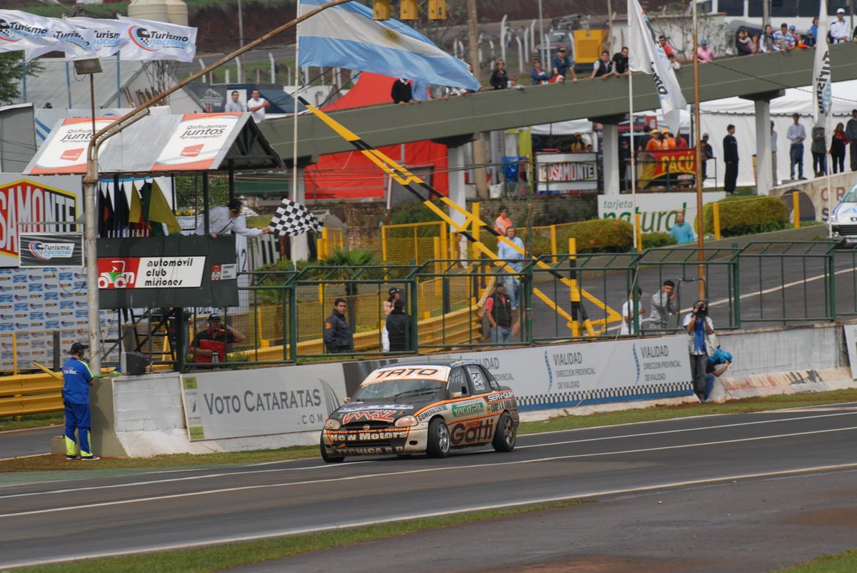 Apat_TN's tweet photo. #elTNenPosadas Inolvidable Carlos Cagnolo, ganando su única carrera en #Clase2 en el @autodromposadas #elTNenPosadas https://t.co/FA5U1FnZ1R