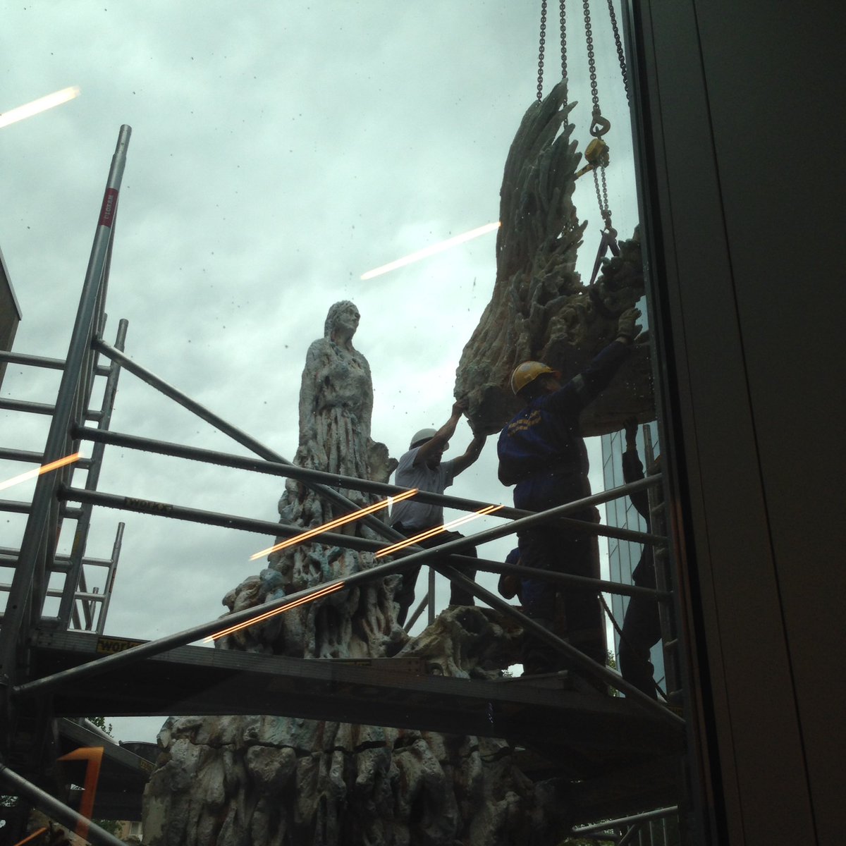 Kunstwerk Anne Wenzel geplaatst in gerechtsgebouw in Zwolle. Mijlpaal op weg naar officiële opening op zamo 10 sept.