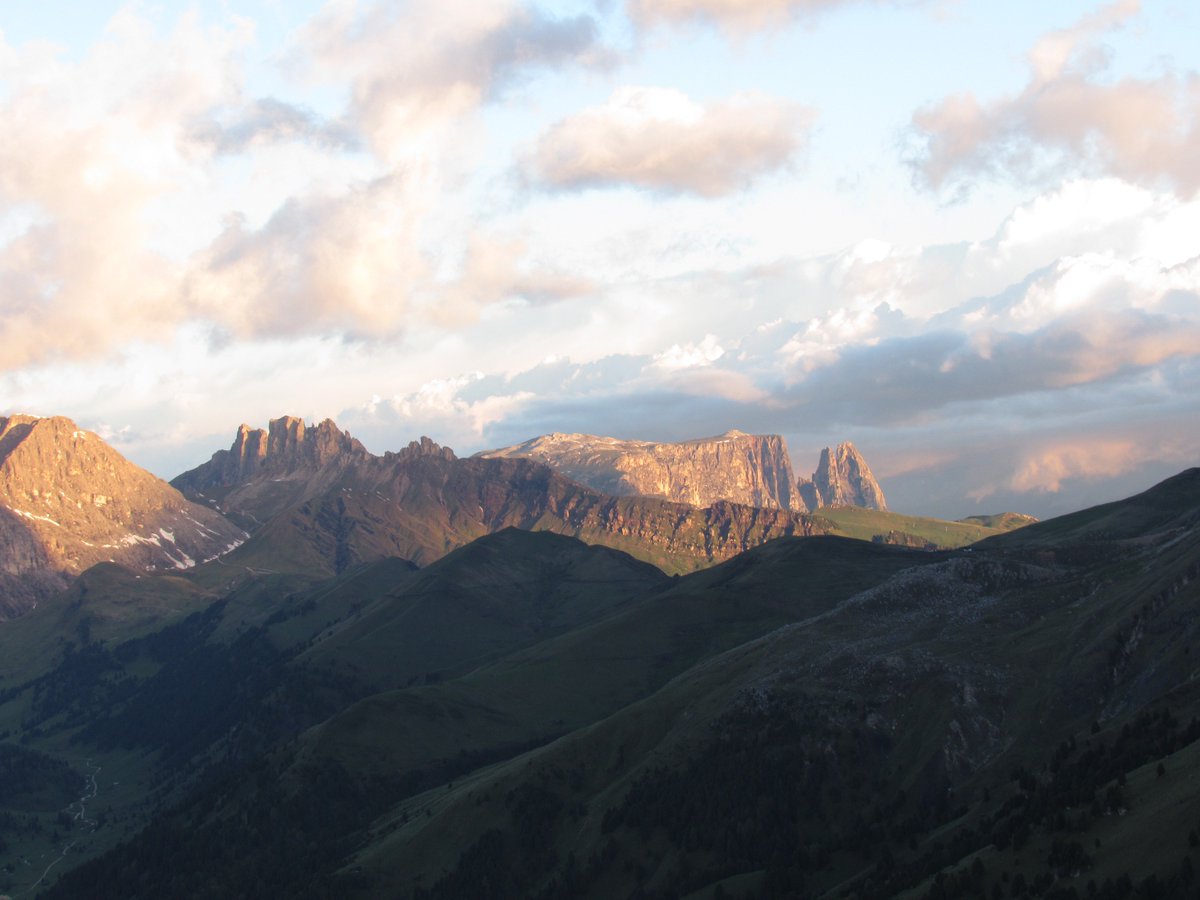 unionhotels's tweet photo. @tiamotrentino siamo tornati a vedere l'alba anche quest'anno!
Ancora più spettacolare! #DentidiTerraRossa #Sciliar https://t.co/kcU5Pkq4X2