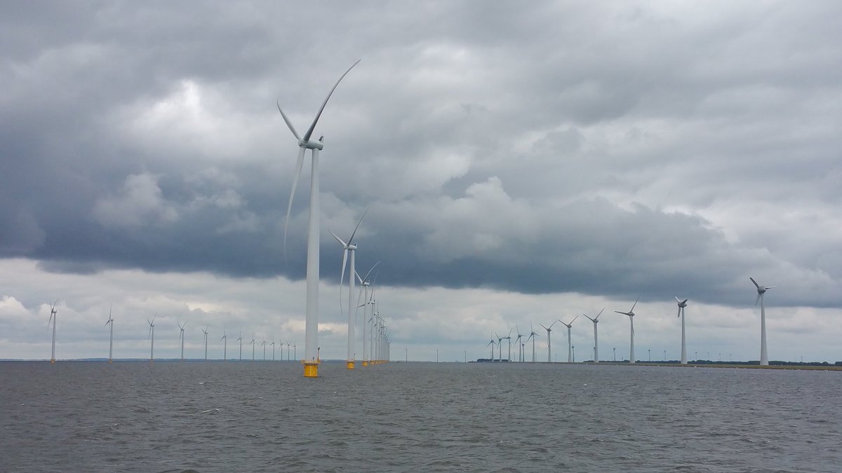 RobertvandeLeur's tweet image. Horizonvervuiling of niet, indrukwekkend is het wel. #westermeerwind