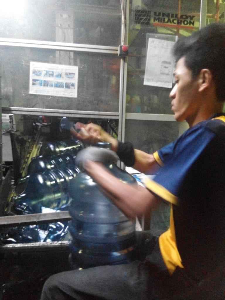AqilaCell's tweet photo. Buyeng kerja keras...   Semangat kawan.... @AqilaCell #Djs https://t.co/pknD1WFtho