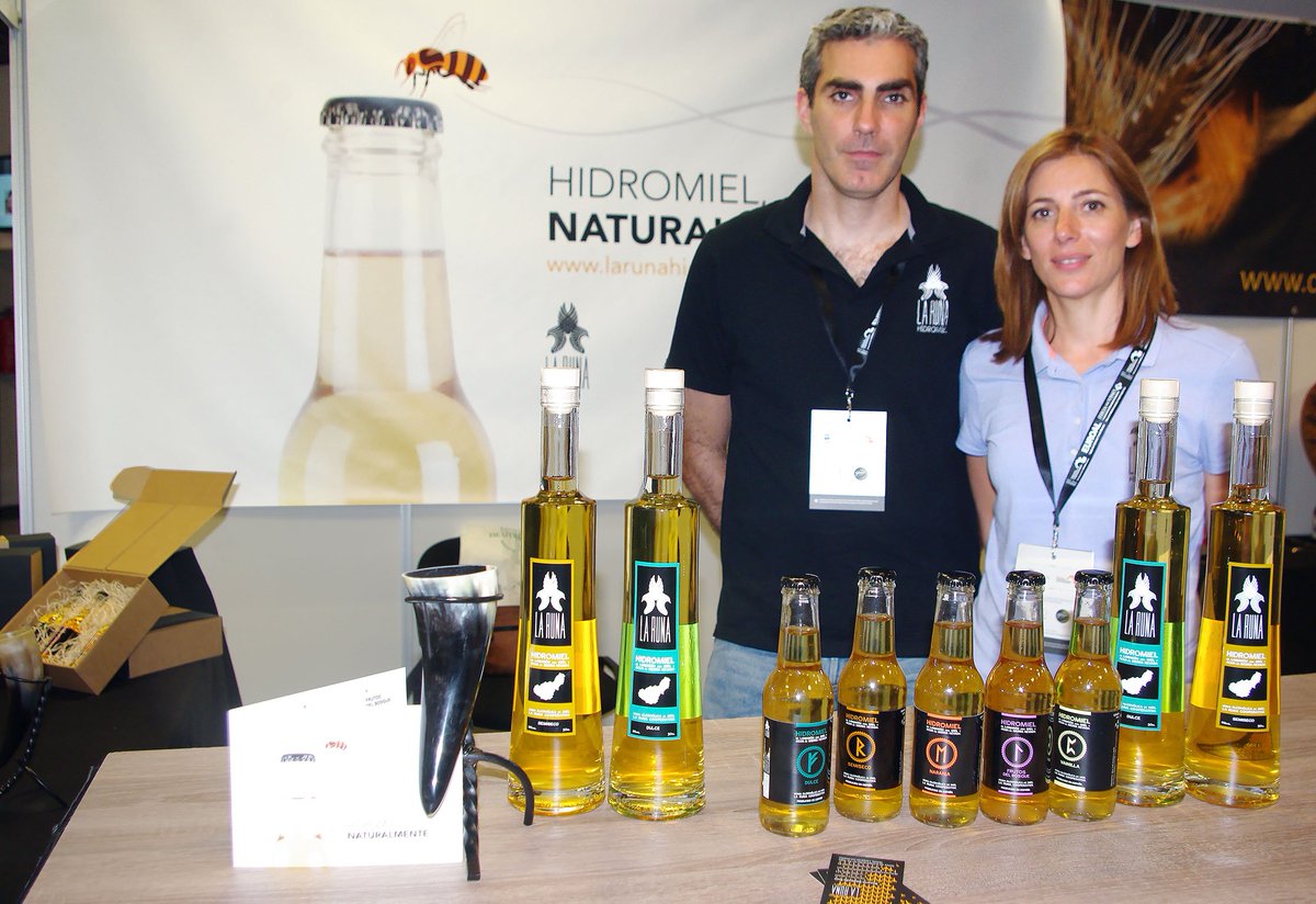 BEERFEST_CS's tweet photo. Anterior a vino y cerveza: la #hidromiel 5 referencias de @LaRunaHidromiel dulce, semiseco y especiados en #BFCS2016 https://t.co/TF7TMp3Sbr