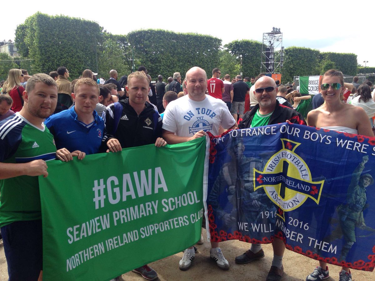WillieA03's tweet photo. PORTAVOGIE NISC meets #SeaviewPrimarySchool in #paris #EURO2016 #GAWA https://t.co/mI6CvrdREn