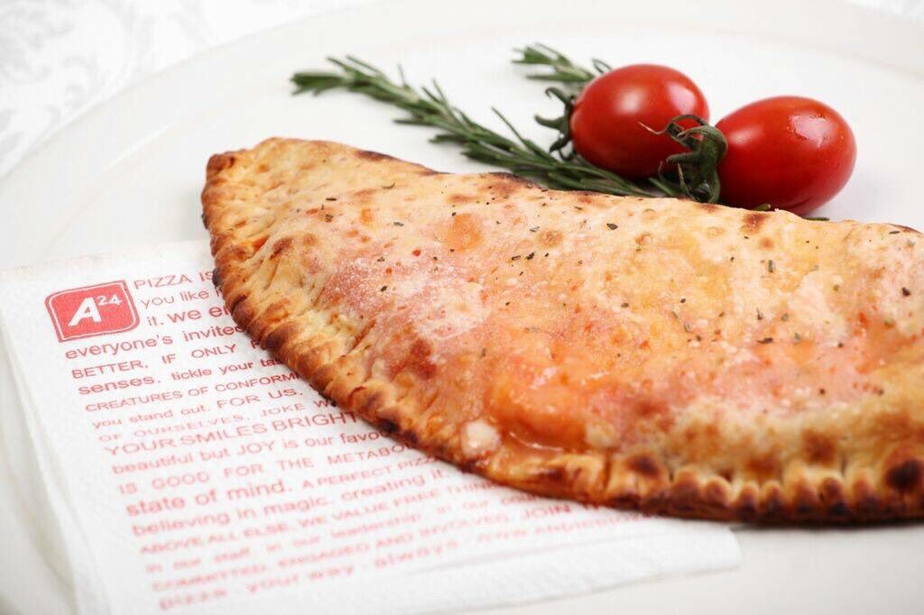 Andiccio24's tweet photo. This. In your belly. #calzone #createyourowncombo #magic https://t.co/kUrCJum6Vc