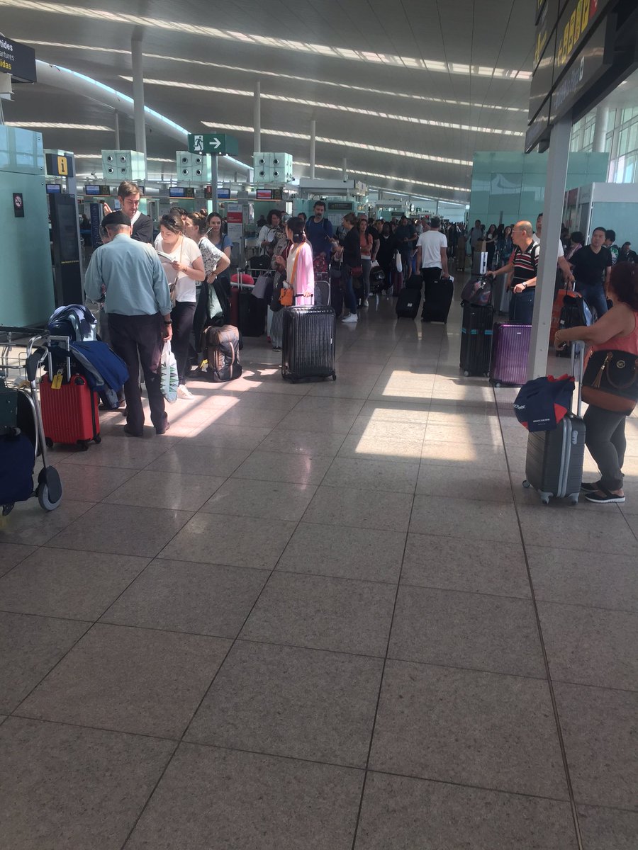 Jamesbryan64's tweet photo. #vueling terrible service en Barcelona airport - mirad la cola 🙈😿 https://t.co/C0qbMi9F2C