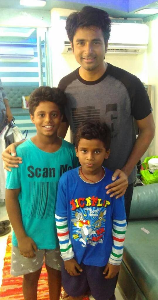 h_a_r_is_'s tweet photo. @Siva_Kartikeyan Anna Recent Click With His Cute Childrens ๐ Eagerly Waiting For #RemoFL #RemoTheme @RDRajaofficial https://t.co/ARBKJWWDiC