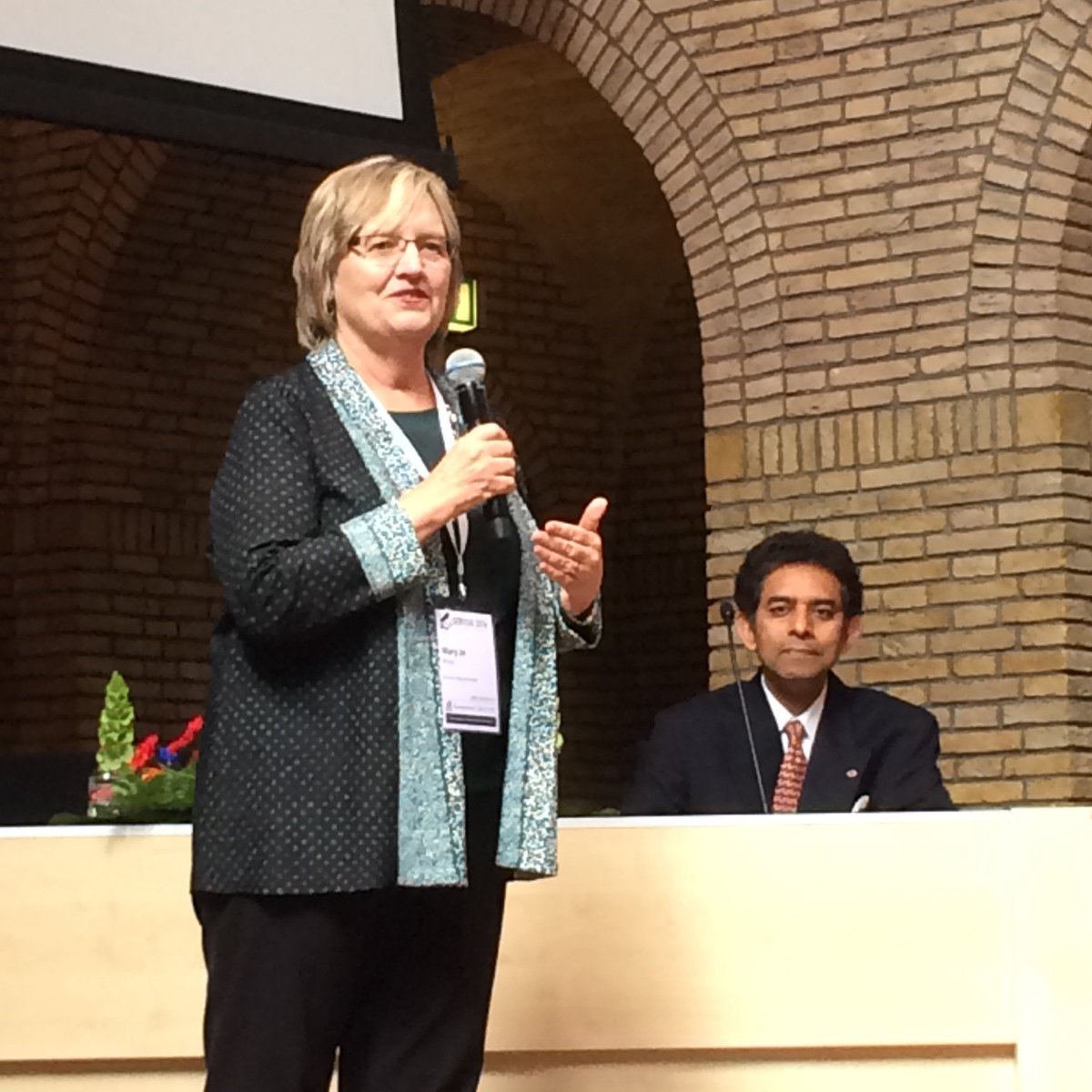 GabyOdekerken's tweet photo. Mary Jo Bitner likes to compare JSR to a giraf! #SERVSIG2016 interaction with the editors https://t.co/62ldu628IQ