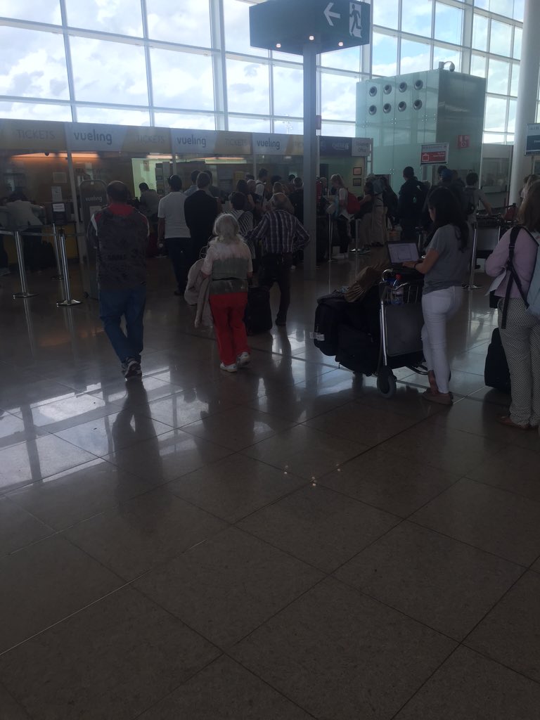 Jamesbryan64's tweet photo. @Jamesbryan64 @vueling nearly two hours in the queue after the plane was cancelled #vueling https://t.co/n8VHL5bo94