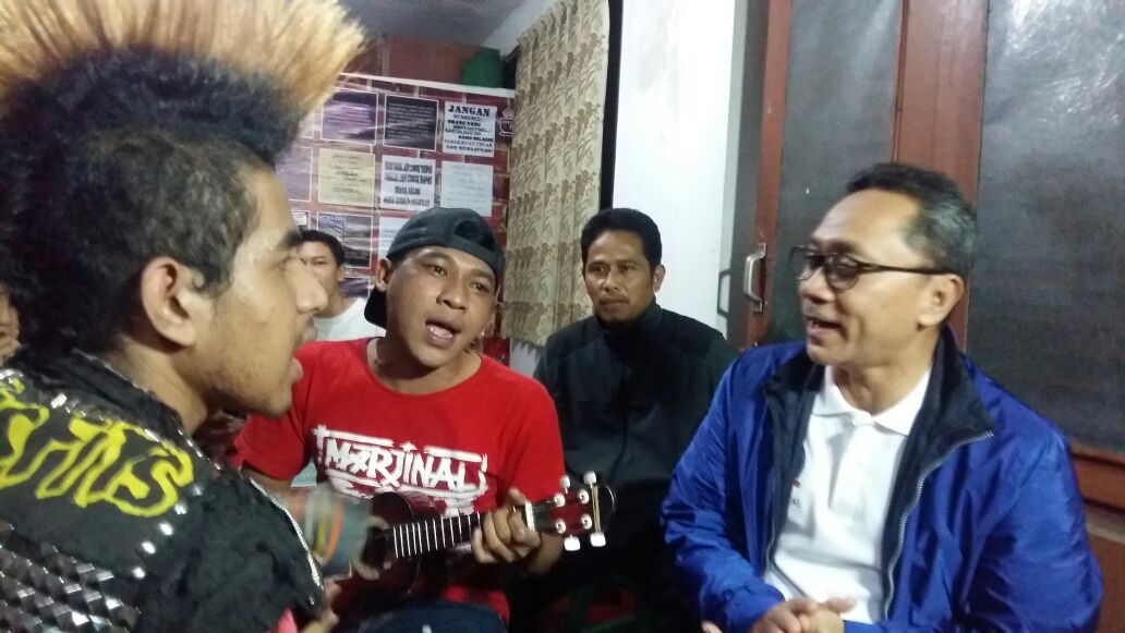 iswarimukhtar's tweet photo. Bang @ZUL_Hasan nyanyi bersama pengamen jalan cipanas "lawan penindasan"#BumikanPancasila @AmanatIndo @guritno_riza https://t.co/Mzl4U6NxsR
