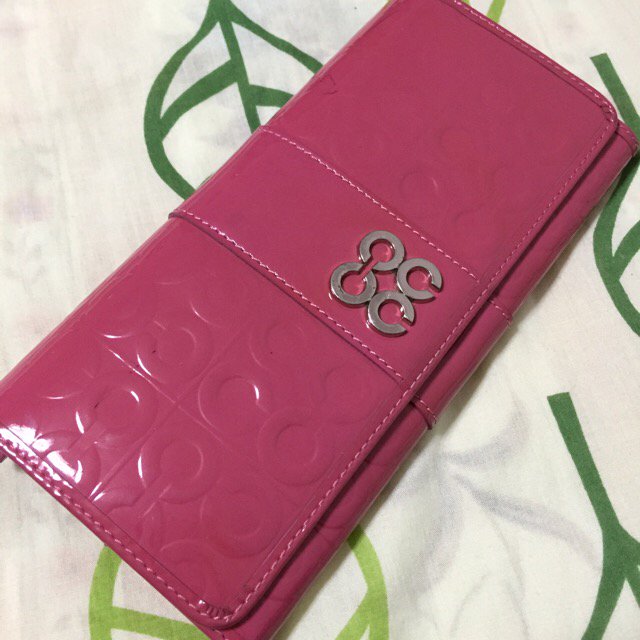 Ayane_este's tweet photo. コーチ 財布 長財布 グッチ プラダ (￥7,000)がフリマアプリ フリルで販売中♪ #fril #フリマ https://t.co/y283nW62bh https://t.co/encIU3MWQ5