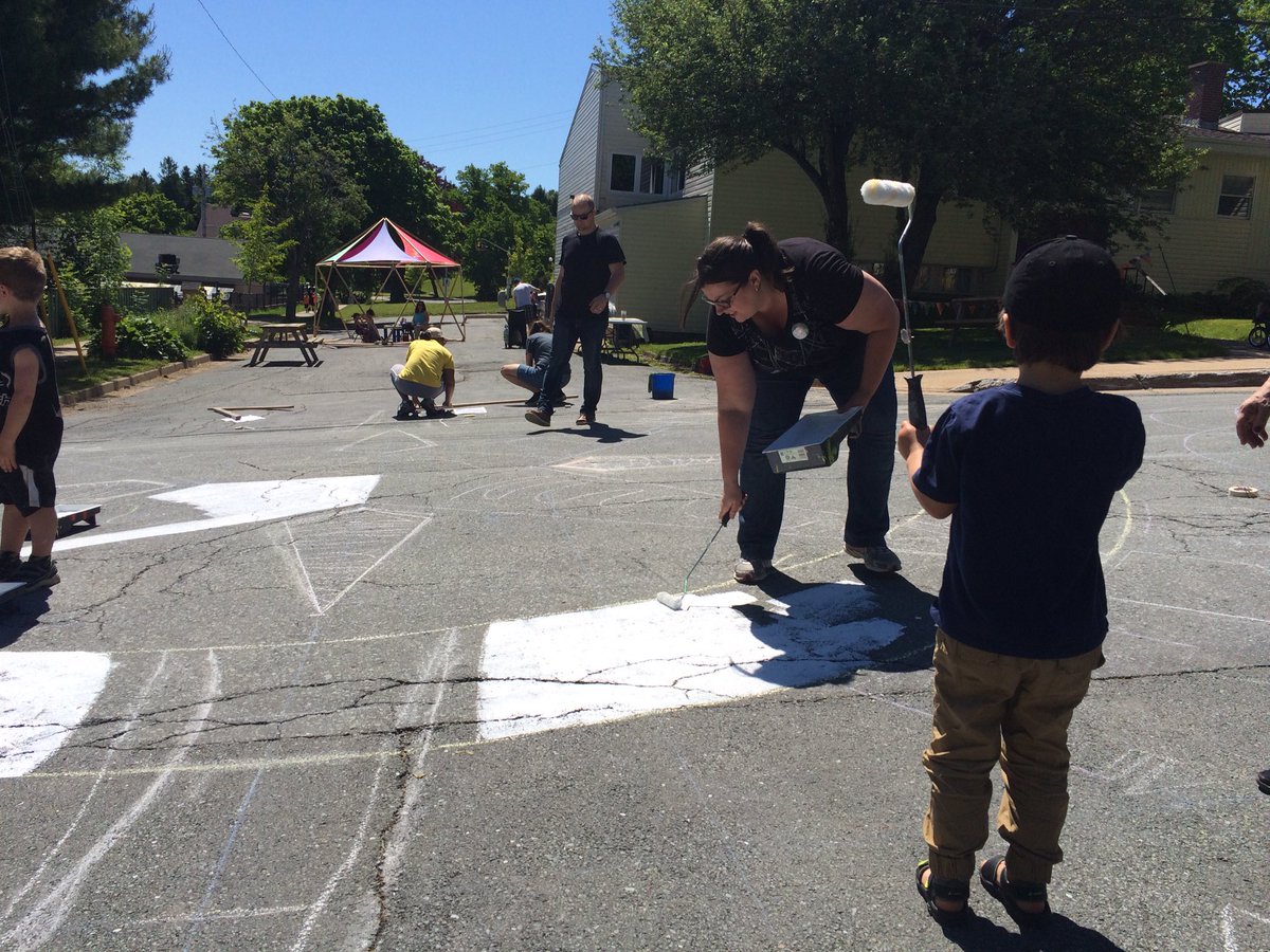 BSommerhalder's tweet photo. Painting has begun at #MakingRoome on Roome St .. Come join in! Until 3pm! https://t.co/CuXMtXukiL
