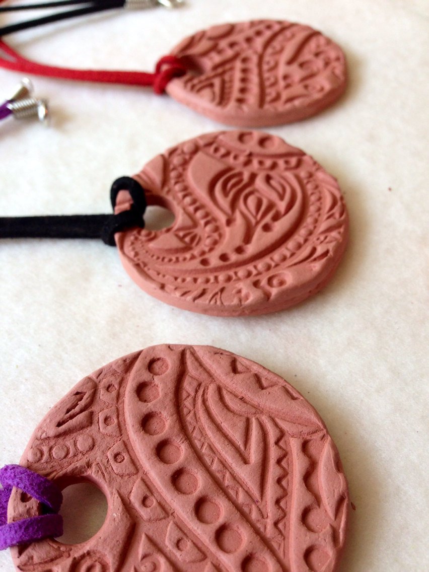 craftyleftdee's tweet photo. Paisley Handmade Essential oil diffuser pendant necklace ceramic st… https://t.co/LgxorC4zp8 #etsymntt #ClayDiffuser https://t.co/OmCFW2py1P