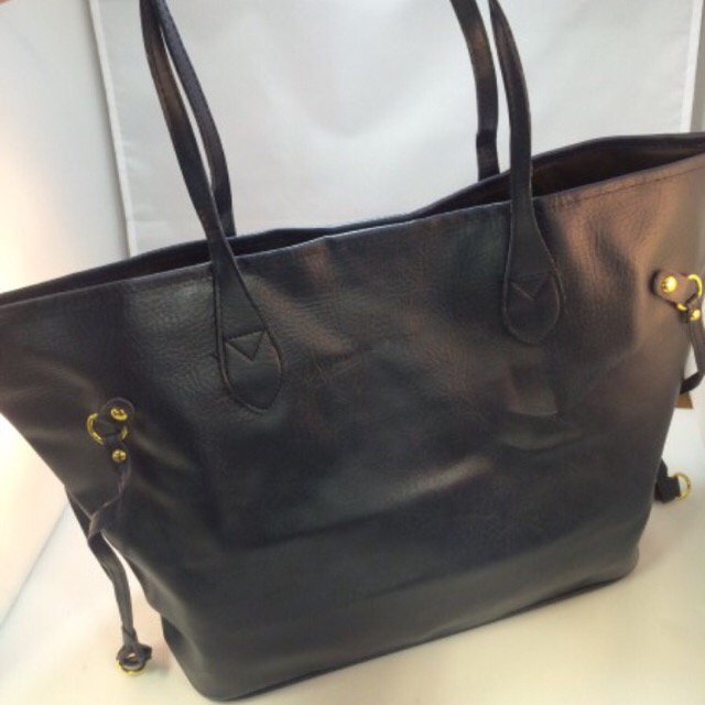 Ayane_este's tweet photo. トートバッグ レディース コーチ プラダ(￥4,000)がフリマアプリ フリルで販売中♪ #fril #フリマ https://t.co/jnhck8Nwk5 https://t.co/LHnjBiMqPW