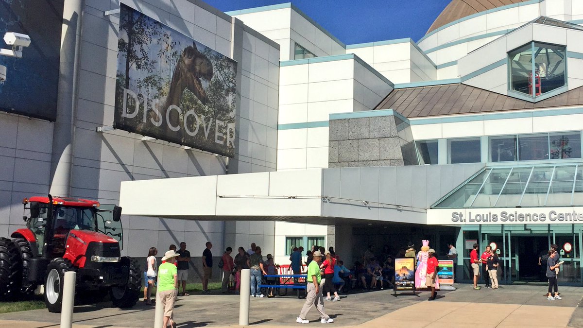 STLScienceCtr's tweet photo. Eager visitors awaiting the opening of #GROW! #SLSCGROW https://t.co/G3oRtEEaEy
