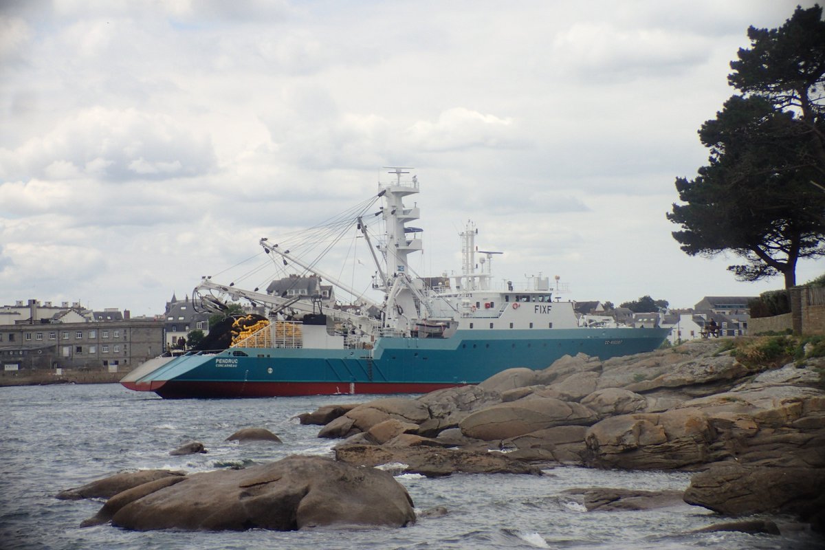 Firenze_1's tweet photo. Entrée au port de #Concarneau du " #Pendruc" nouveau thonier de la flotte française avant son départ définitif #CFTO https://t.co/IzIOxuaTFG