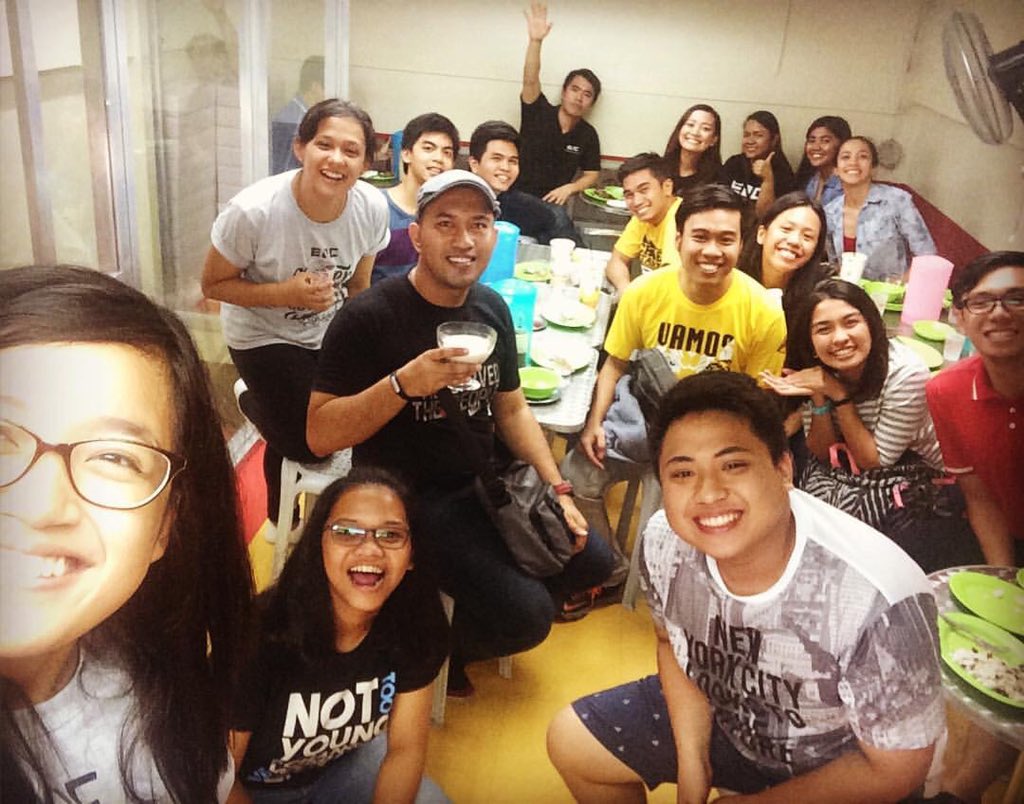 kamillegalang's tweet photo. Team U-Belt in our first prayer meeting for #OneCon2016 So excited for this much awaited event! 💖 (ctatejen&amp;atecams) https://t.co/V2iowVexV0