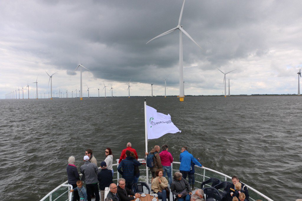 TekstPast's tweet image. Met @dezuiderzee en @Westermeerwind op excursie naar windmolenpark #IJsselmeer #Urk #westermeerwind