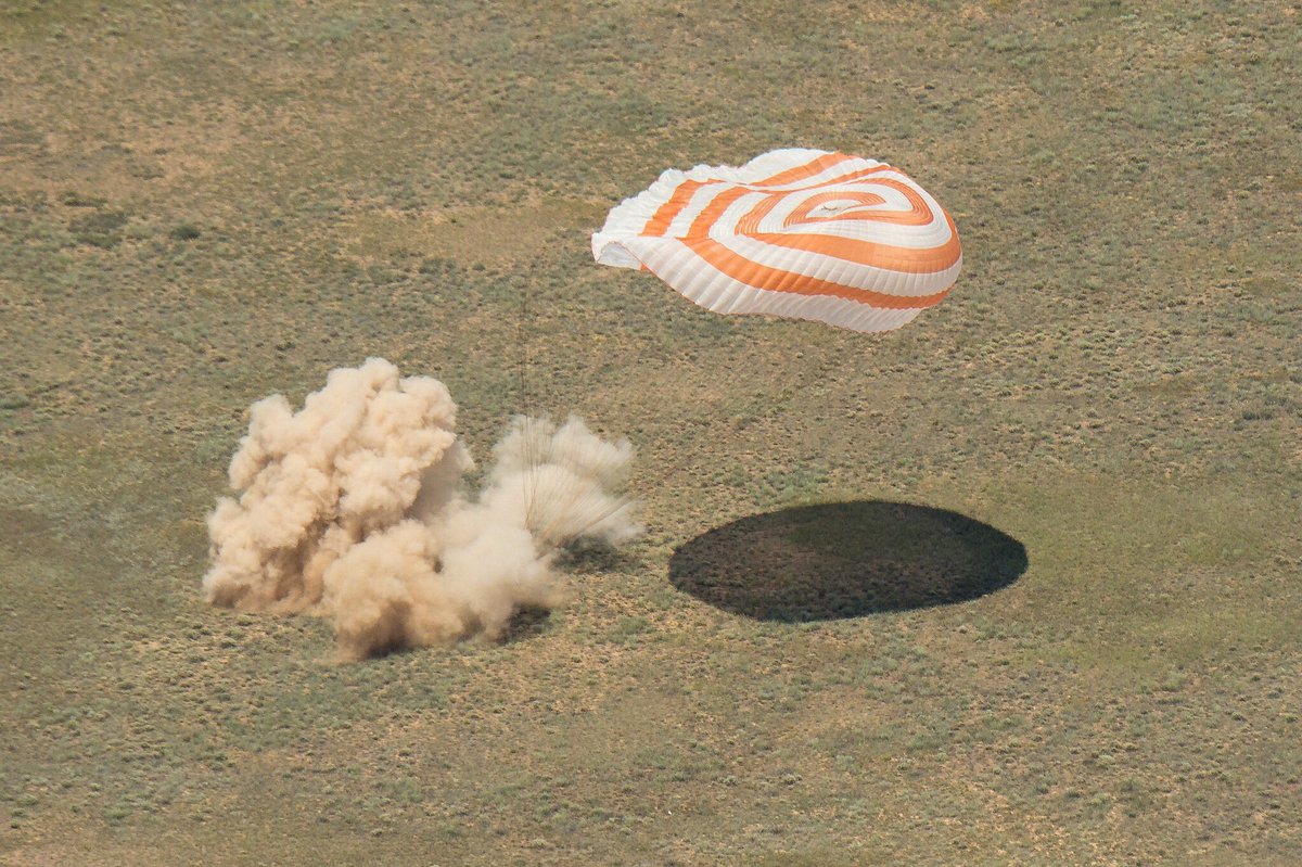StationCDRKelly's tweet photo. Awesome to see my former #Exp46 crew mates @astro_tim @astro_timpeake and Malenchenko safely back on Earth! https://t.co/HZFxmF4nRe