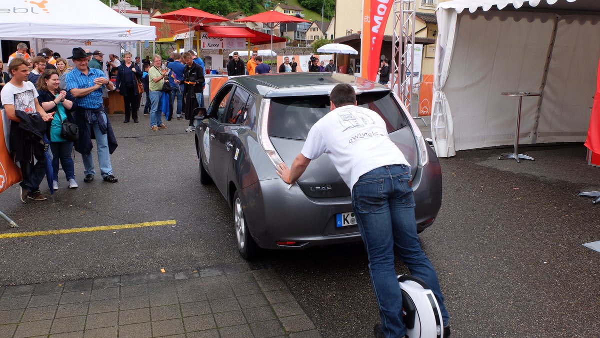 eWheelsDE's tweet photo. Final push into parking position! #kingsong #KS16 #Nissan Leaf #TuxOnTour #wave2016 https://t.co/SvyjtCG97v