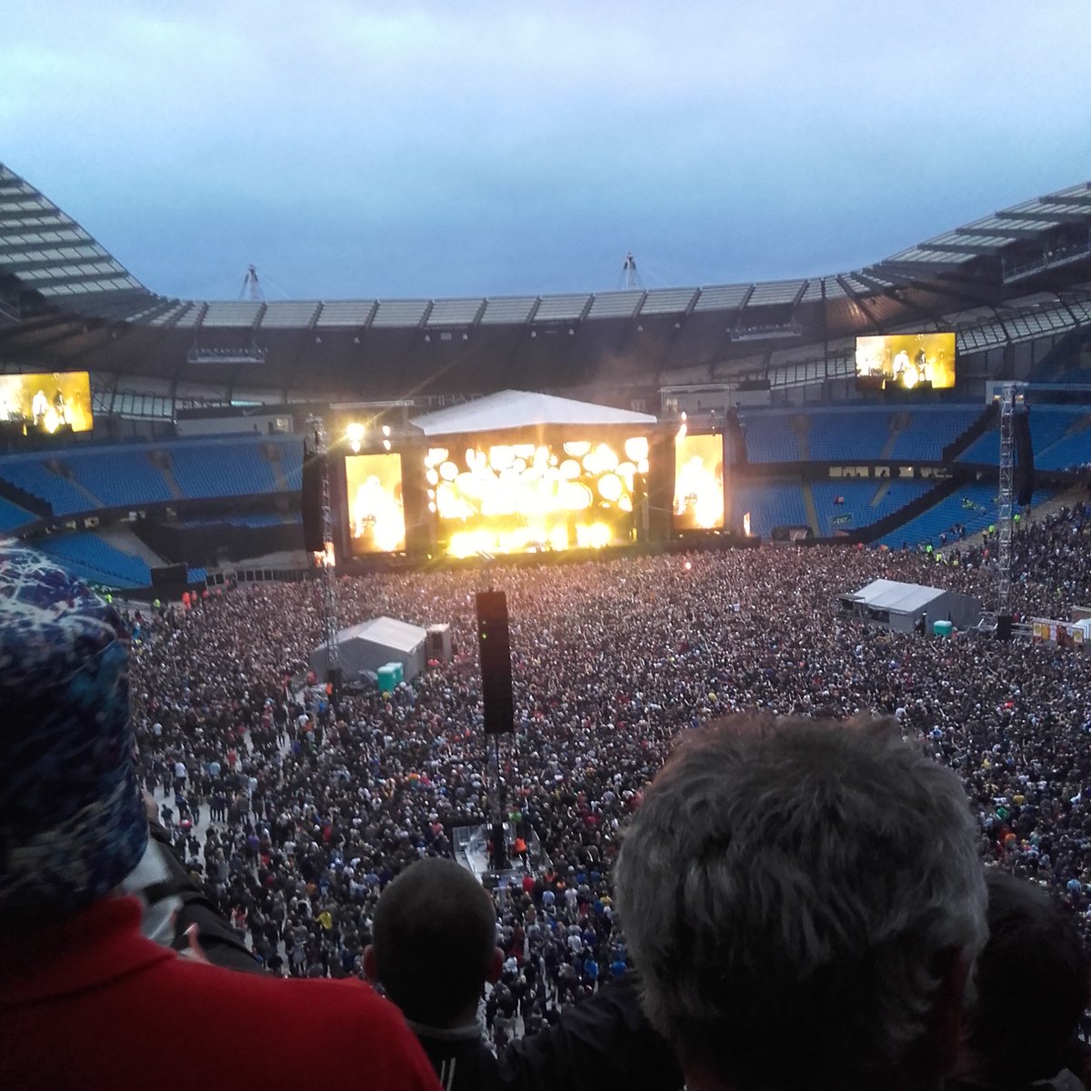 Roberthowells's tweet photo. #roses #classact #manc #iwannabeadored https://t.co/5KjMp4twVj