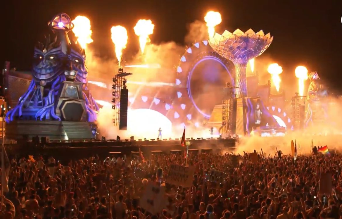 thedjcalendar's tweet image. One hell of a mainstage @EDC_LasVegas! Wow! #edc #EDC20 #EDCLV2016 #EDM #EDMFamily @insomniacevents