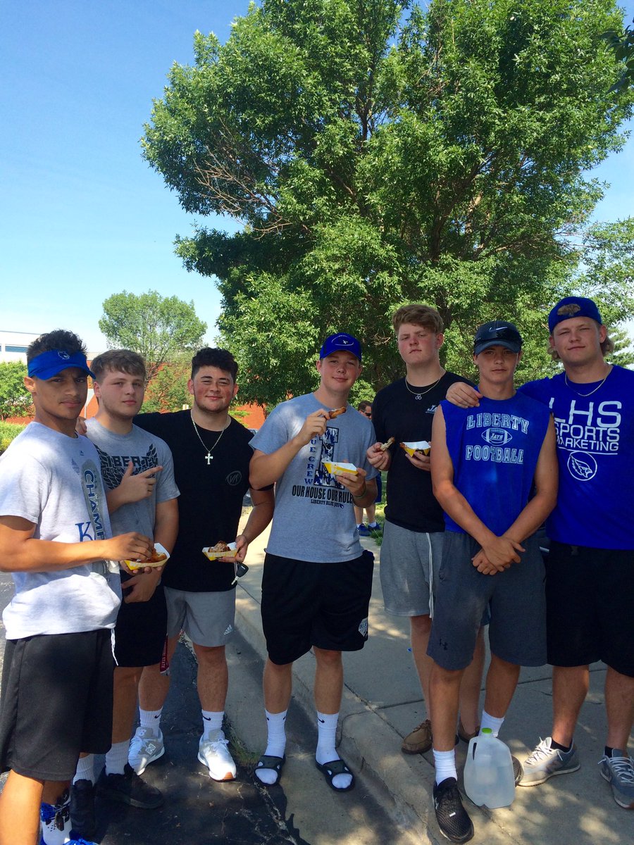 LHSJaysCheer's tweet photo. Thanks @JaysFootball for helping today! https://t.co/XNFvUrWL3f